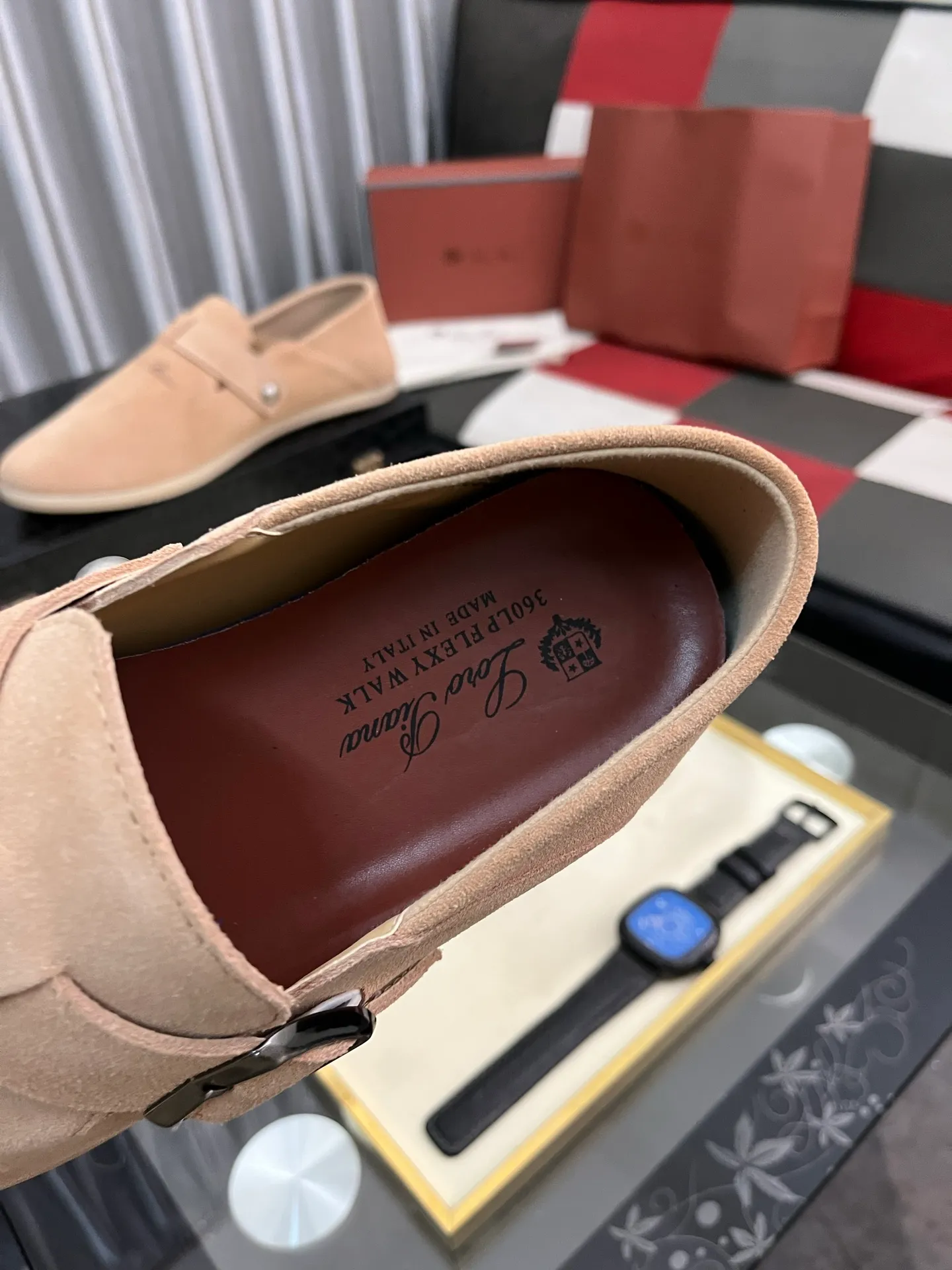 Men's men's shoes 💰458⌚️⌚️ Loro Piana's classic hot model lp top version of Pili casual shoes. It turns out that these are the casual shoes that are said to be able to walk 20,000 steps without getting tired. This pair has both good looks and feel. You will be completely lost as soon as you put it on. The minimalist design is eye-catching and durable, and it is a bonus for dressing. The soft feeling on the feet has outstanding texture, and it is very nice without abrasion on the feet. The soft and waxy soles make it easy to wear for daily use for a long time. Who can resist a pair of versatile and good-looking loafers? Don't be too elegant at all, the feel and texture of the feet are good, the key is to make the legs look longer and not tire the feet, the main thing is that it is just right!        Material: Original cowhide Lining: Original sheepskin Outsole: Original sole Size: 38-44